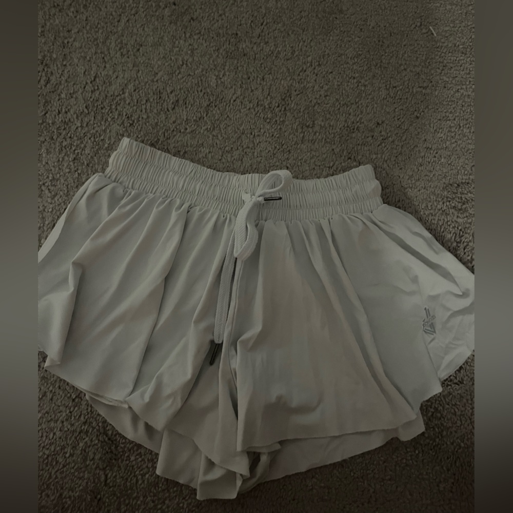 Super cute flowy Keli Kona white shorts!!